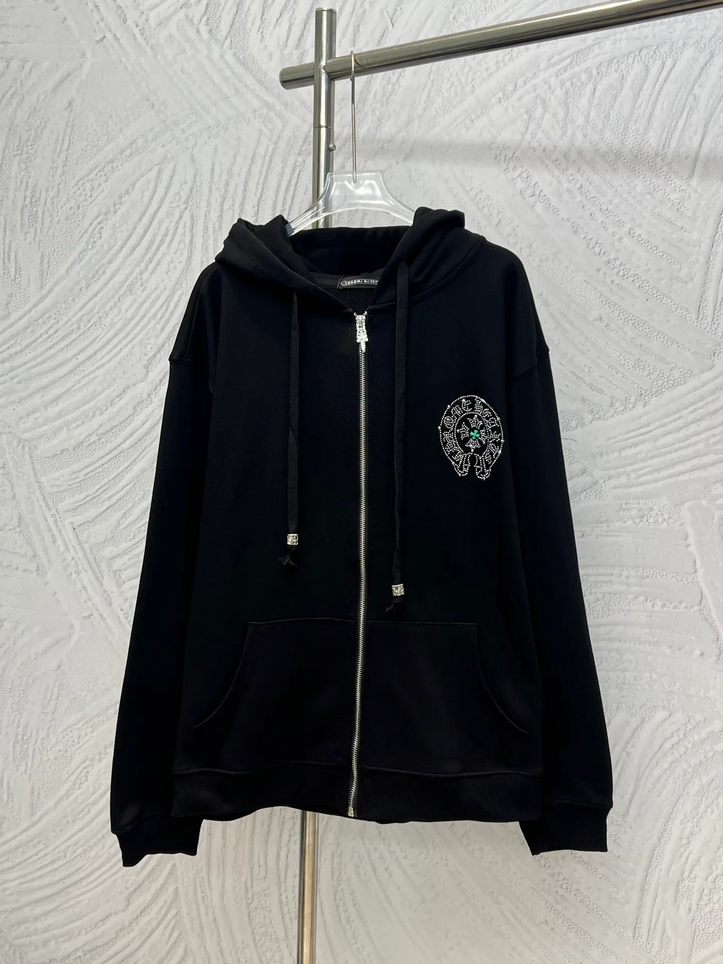 P370 𝗖𝗵𝗿𝗼𝗺𝗲 𝗛𝗲𝗮𝗿𝘁𝘀Cro Heart Catwalk style pure cotton terry zipper hooded jacket. High weight cotton double yarn 380g large terry fabric, fixed and dyed matching ribs, top-notch workmanship, customized full set of accessories, clear letters and perfect restoration without difference. The perfect combination of the hot-drilling process and the high-temperature hot-pressing multi-colored Sanskrit cross process enables precise needle placement! All wiring is special machine chain double wire, absolutely high quality craftsmanship!  Size: M L XL XXL